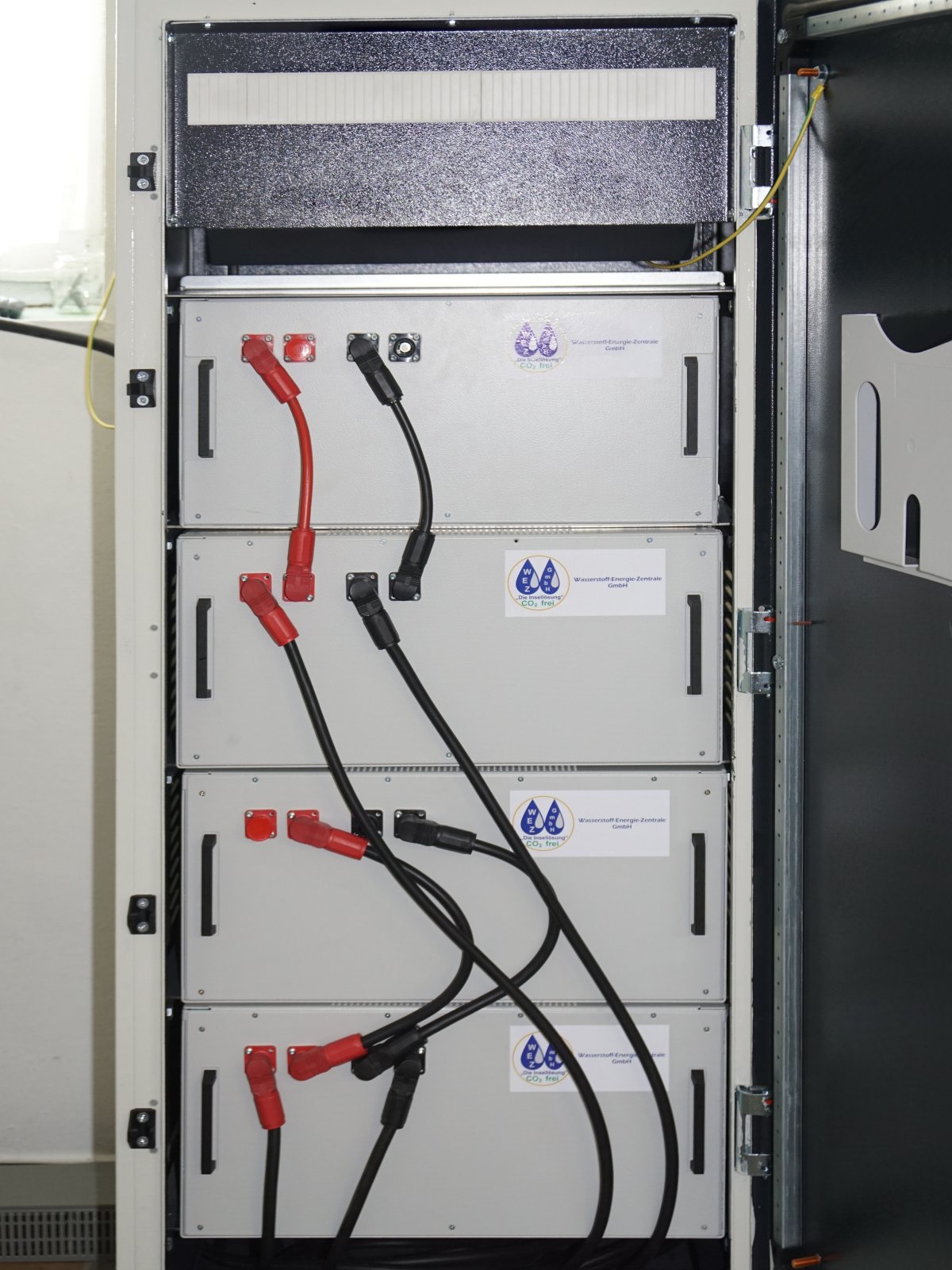 wez-akkus-stromspeicher-batterie-einschub-kasten